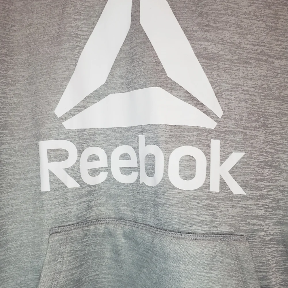 𝅺REEBOK hoodie for boys XXL silver or grey colored hoodie.
